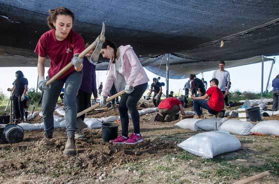 Boyer High School students participating in the archaeological excavation at Ramat Bet Shemesh. Photo: Israel Antiquities Authority 